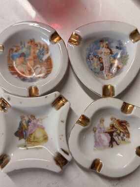 Vintage Porcelain Decorative Ashtray Set